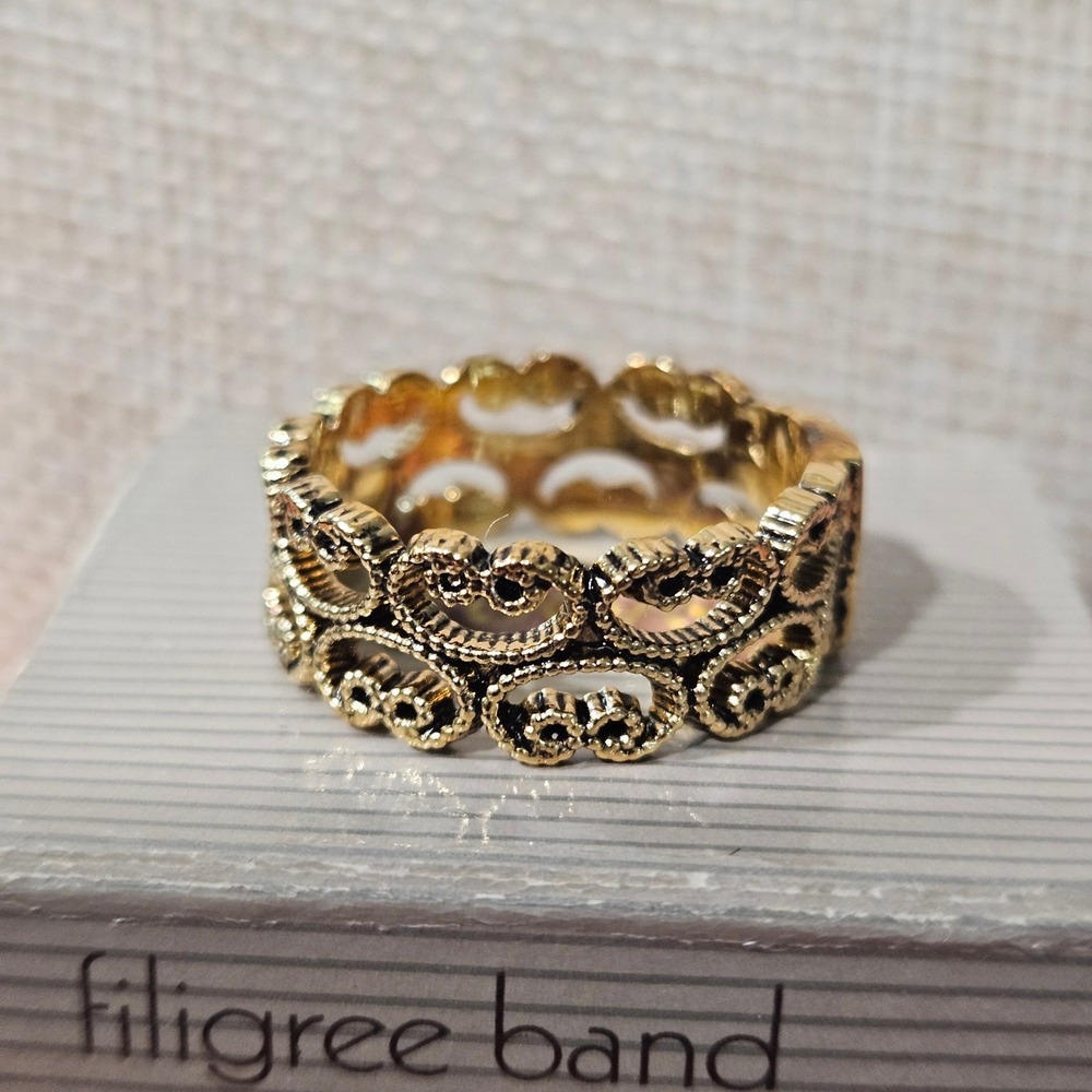 Avon 1990 Filigree Band Ring with Box Size 7